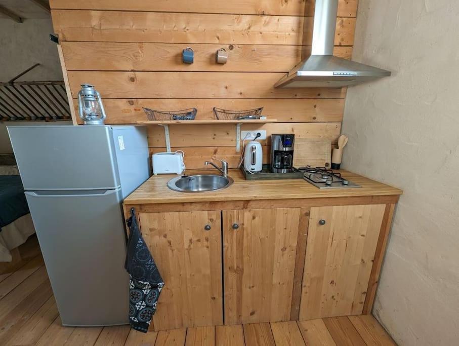 Logement - Studio Independant A Pérouges Екстериор снимка