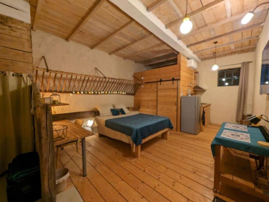 Logement - Studio Independant A Pérouges Екстериор снимка
