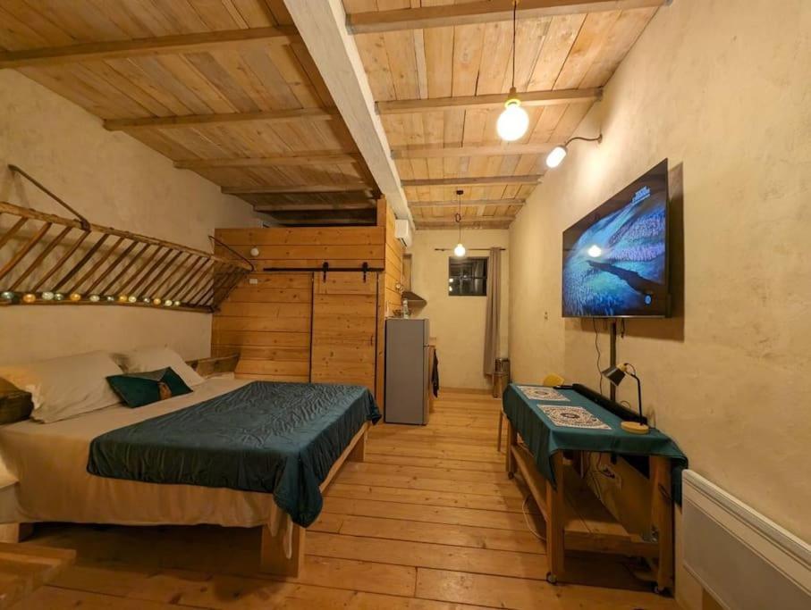 Logement - Studio Independant A Pérouges Екстериор снимка