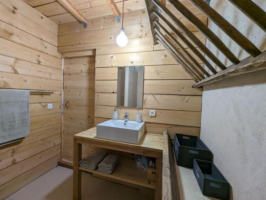 Logement - Studio Independant A Pérouges Екстериор снимка
