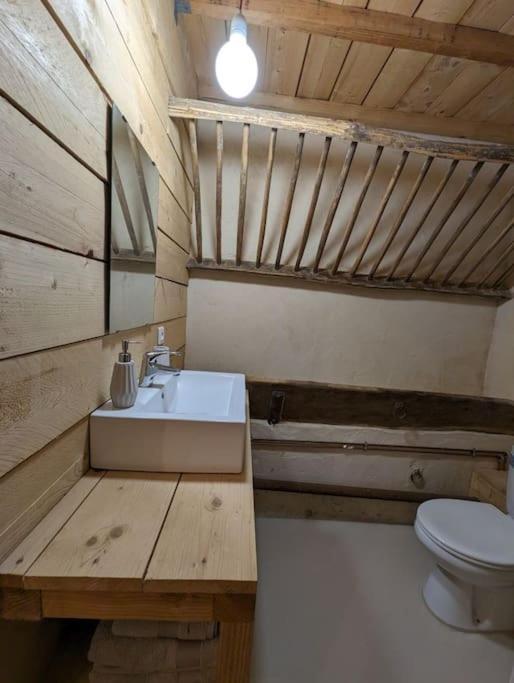 Logement - Studio Independant A Pérouges Екстериор снимка